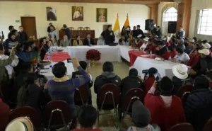 Indígenas y gobierno de Ecuador inician diálogos para desactivar protestas