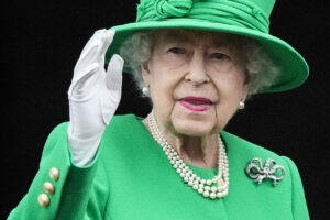 Isabel II sorprendió a todos con su presencia en el desfile que da fin a las celebraciones del "jubileo de platino" (FOTOS)