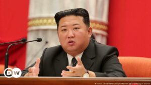 Kim Jong-un revisa planes operativos de unidades militares | El Mundo | DW