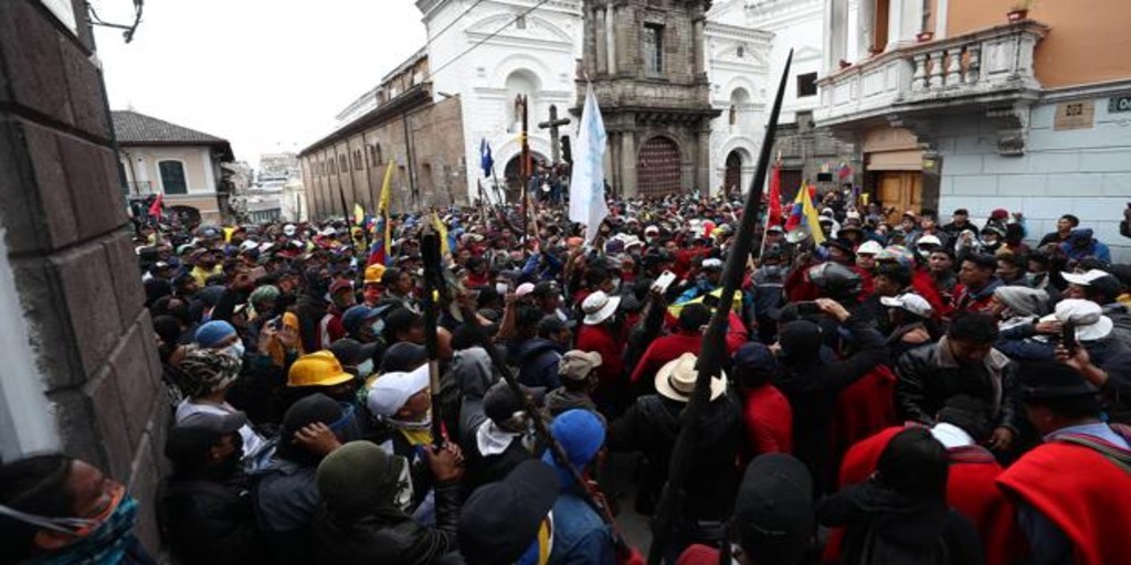 La escalada de violencia en las protestas en Ecuador deja ya un muerto y 18 policías desaparecidos