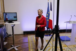 La primera ministra francesa presenta su dimisin a Macron pero el presidente la rechaza