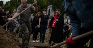 La vida de los trabajadores funerarios en Ucrania