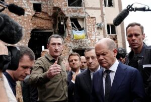 Macron, Scholz y Draghi visitan la "heroica" Irpin, a las afueras de Kiev