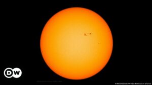 Mancha solar gigante tiene ahora tres veces el tamaño de la Tierra y apunta hacia nuestro planeta | Ciencia y Ecología | DW