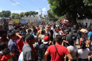 Migrantes protestan en el sur de México y amagan con nueva caravana