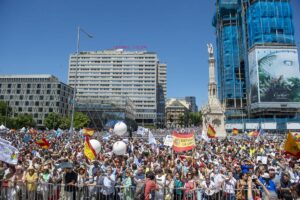 Miles de personas salen a las calles de Madrid para protestar contra la ley del aborto y al grito de "sí a la vida"