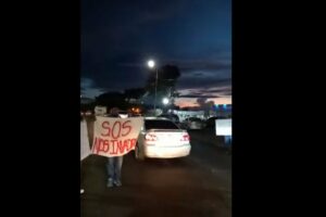 "No a la invasión": Habitantes de residencias Doña Paulina toman calles de Puerto Ordaz en rechazo a invasores