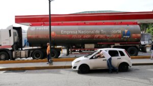 Oposición denuncia “dolarización progresiva” de precios del gasoil y gasolina en Venezuela