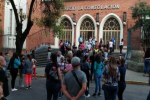 Padres del Colegio La Consolación protestaron porque mensualidad pasó de $52 a 140$