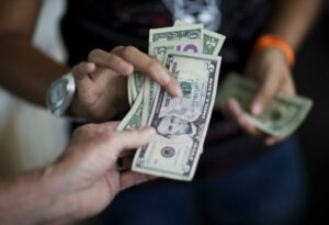 Pago en divisas disminuyó un 20%, según Ecoanalítica