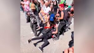 Policía de Los Ángeles arremete contra una actriz durante protesta a favor del aborto en EEUU