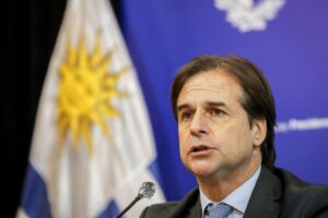 Presidente de Uruguay cancela viaje a Cumbre de las Américas tras dar positivo a COVID-19