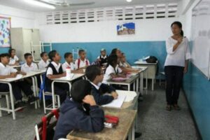 Renuncia de docentes llega a un 50% en escuelas públicas