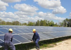 Reverol anuncia programas de instalación de parques de energía solar