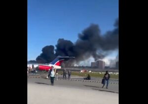 Se incendia avión con 126 personas a bordo en el Aeropuerto de Miami