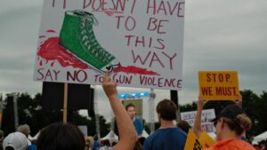 Senadores demócratas y republicanos ultiman un proyecto de ley de mínimos para el control de armas en EEUU