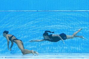Susto en el Mundial de natacin: rescatan a una nadadora de sincronizada tras desmayarse en el agua