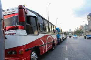 Transportistas piden aumento de pasaje ante incremento del gasoil