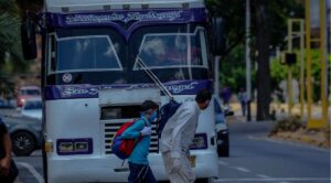 Transportistas venezolanos esperan que subsidio del gasoil sea efectivo en los próximos días