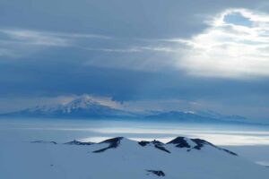 Un estudio reveló la presencia de microplástico en la nieve fresca de Antártida: ¿cuáles son las implicaciones para el medioambiente? - El Diario
