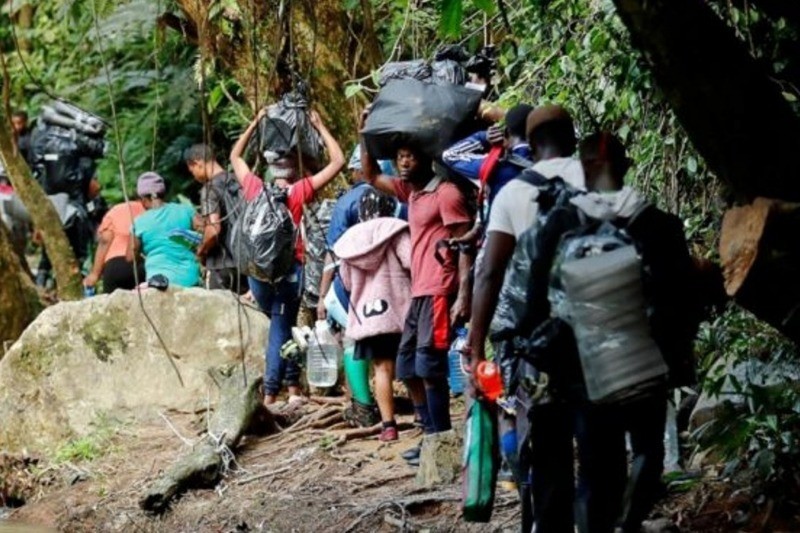 Un video muestra cómo es atravesar la selva de Darién, la peligrosa ruta que hacen miles venezolanos en busca del “sueño americano” (+Video)