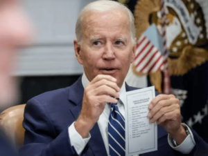Una tarjeta mostrada accidentalmente por Biden genera especulaciones sobre su capacidad frente al gobierno