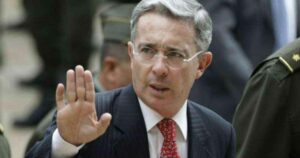 Uribe acepta reunirse con Gustavo Petro
