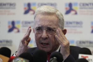 Uribe y Petro hablaron de Venezuela durante su reunión