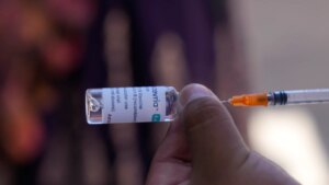 Vacuna COVID de AstraZeneca usa adenovirus de chimpancé pero no es causante de viruela del mono