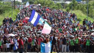 Venezolanos integran caravana que sale con 3.000 migrantes de México