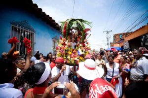 Venezolanos se congregan en región costera para celebrar a San Juan