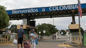 Venezolanos y colombianos esperan que se normalice el paso fronterizo
