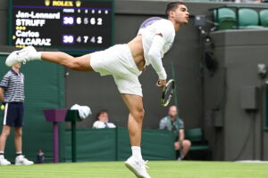 Wimbledon: Alcaraz suma 30 saques directos y se deshace de Struff en cinco sets