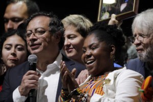 Ya van tres diplomáticos de Iván Duque que renuncian tras el triunfo de Petro en Colombia