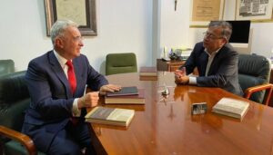 el presidente electo Gustavo Petro le tiende la mano a su adversario Álvaro Uribe