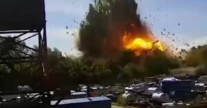 ¡IMPRESIONANTE! Así fue el impacto del misil ruso en el centro comercial de Ucrania (VIDEO)