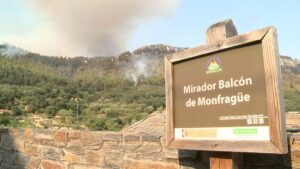 Los incendios de Las Hurdes y Casas de Miravete mantienen este sábado el nivel 2 de peligrosidad