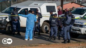21 muertos en tres tiroteos en tabernas de Sudáfrica | El Mundo | DW