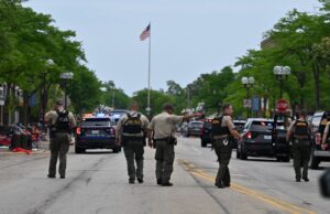 6 muertos y 16 heridos en un tiroteo durante desfile en Illinois, EEUU