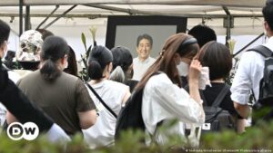 Abe es despedido en un funeral íntimo que ha congregado a miles en Tokio | El Mundo | DW
