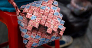 Aparecen en Paraguay los primeros bolsos hechos con pesos argentinos