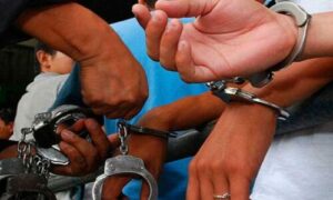Arrestan a hija de alcaldesa en Trujillo y a cinco policías