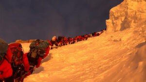 Atasco en el K2 con ms de un centenar de personas en su cumbre en un solo da