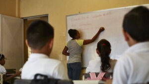 Aumenta cifra por deserción de maestros del sector público