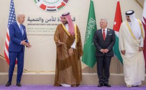 Biden arranca al príncipe saudí un modesto incremento de producción de crudo