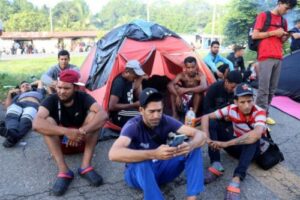 Caravana de 4.000 migrantes se instala fuera de aduana en el sur de México