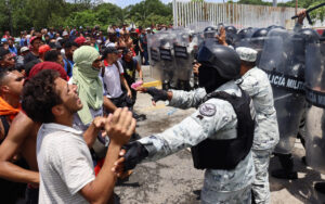 Caravana de migrantes ataca oficina en el municipio mexicano de Huixtla