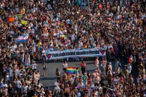 Cientos de miles de personas salen a las calles de Madrid para reivindicar los derechos de las personas LGTBI