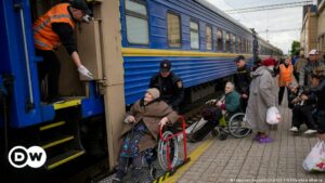 Civiles evacúan el Donbás ante imparable avance de Rusia | El Mundo | DW