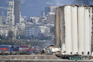 Colapsan en parte silos del puerto de Beirut, smbolo de la explosin de 2020